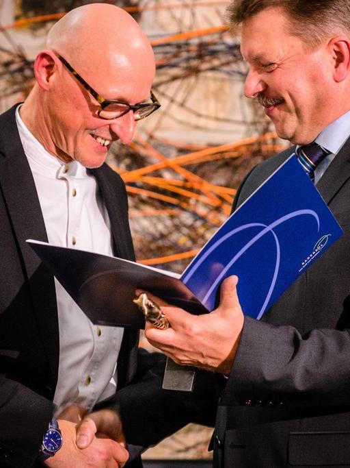2013 überreichte Radebeuls Oberbürgermeister Bert Wendsche (r) dem Lyriker Jörg Bernig den Radebeuler Kunstpreis.