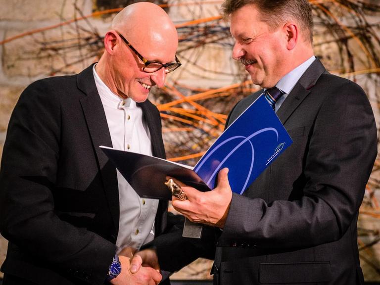 2013 überreichte Radebeuls Oberbürgermeister Bert Wendsche (r) dem Lyriker Jörg Bernig den Radebeuler Kunstpreis.