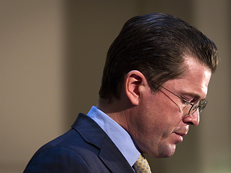 Bundesverteidigungsminister Karl-Theodor zu Guttenberg (CSU) spricht bei seiner Rücktrittserklärung in Berlin. Bundesverteidigungsminister Karl-Theodor zu Guttenberg (CSU) spricht bei seiner Rücktrittserklärung in Berlin.