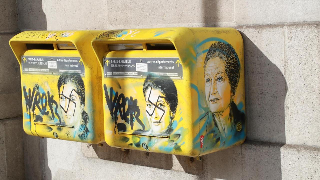 In Paris wurden Briefkästen mit dem Porträt der Auschwitz-Überlebenden Simone Veil mit Hakenkreuzen beschmiert. In Paris wurden Briefkästen mit dem Porträt der Auschwitz-Überlebenden Simone Veil mit Hakenkreuzen beschmiert.