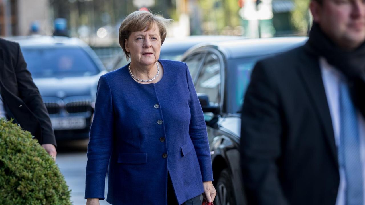 Bundeskanzlerin Angela Merkel (CDU) kommt zur Fortsetzung der Sondierungsverhandlungen zwischen CDU, CSU, FDP und Bündnis90/Die Grünen am 30.10.2017 vor der Deutschen Parlamentarische Gesellschaft in Berlin an.