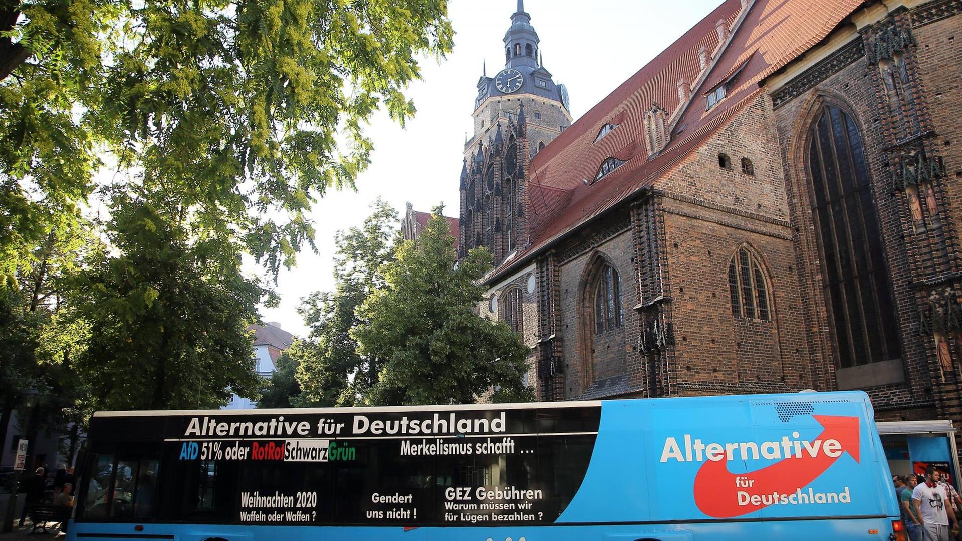 Wahlkampfbus der AfD an der Katharinenkirche während einer Protestkundgebung gegen den Wahlkampfauftritt von Bundeskanzlerin Angela Merkel in Brandenburg an der Havel, 29. August 2017 Wahlkampfbus der AfD an der Katharinenkirche während einer Protestkundgebung gegen den Wahlkampfauftritt von Bundeskanzlerin Angela Merkel in Brandenburg an der Havel, 29. August 2017