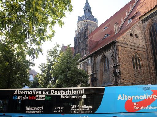 Wahlkampfbus der AfD an der Katharinenkirche während einer Protestkundgebung gegen den Wahlkampfauftritt von Bundeskanzlerin Angela Merkel in Brandenburg an der Havel, 29. August 2017