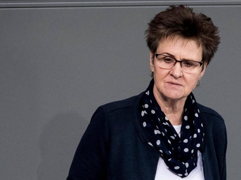 Sabine Zimmermann, Die Linke, während einer Sitzung des deutschen Bundestags
