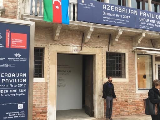 Der Eingang zum aserbaidschanischen Pavillon.