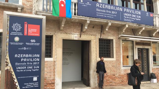 Der Eingang zum aserbaidschanischen Pavillon.