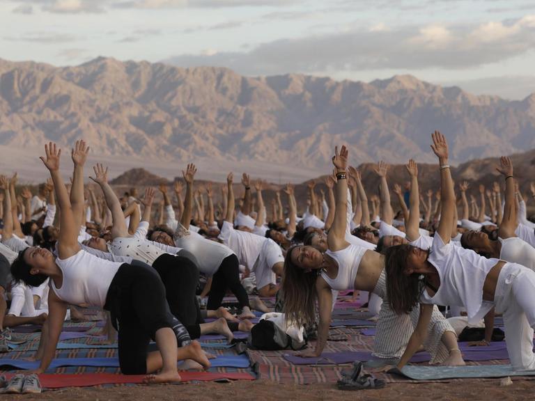 Tausend Yogis üben gemeinsam in der Arava Wüste in Israel Yoga.