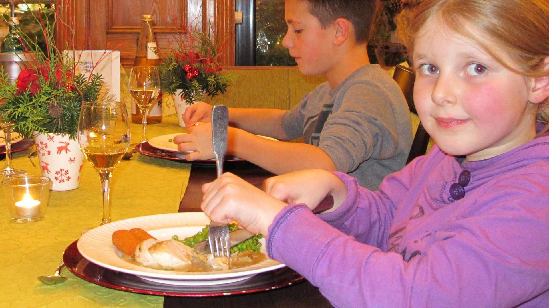 Den richtigen Umgang mit Messer und Gabel können manche Kinder sogar in speziellen Kursen lernen. In der Trierer Weihnachtsakademie werden Kinder beispielsweise fürs Fest gecoacht, denn "Gutes Benehmen will gelernt sein" Den richtigen Umgang mit Messer und Gabel können manche Kinder sogar in speziellen Kursen lernen. In der Trierer Weihnachtsakademie werden Kinder beispielsweise fürs Fest gecoacht, denn "Gutes Benehmen will gelernt sein"