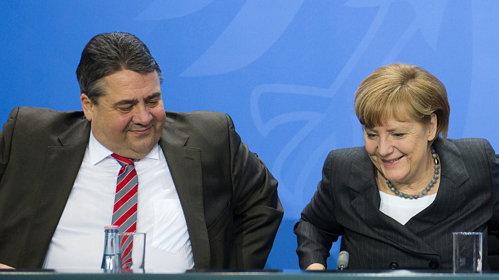 Bundeswirtschaftsminister Sigmar Gabriel (SPD) und Bundeskanzlerin Angela Merkel (CDU) geben am 01.04.2014 im Kanzleramt in Berlin nach den Beratungen der Ökostrom-Reform eine Pressekonferenz. Im Fokus des Treffens zwischen den Ministerpräsidenten der Bundesländer und der Bundesregierung standen vor allem geplante Einschnitte bei der Förderung von Windkraft an Land. Bundeswirtschaftsminister Sigmar Gabriel (SPD) und Bundeskanzlerin Angela Merkel (CDU) geben am 01.04.2014 im Kanzleramt in Berlin nach den Beratungen der Ökostrom-Reform eine Pressekonferenz. Im Fokus des Treffens zwischen den Ministerpräsidenten der Bundesländer und der Bundesregierung standen vor allem geplante Einschnitte bei der Förderung von Windkraft an Land.