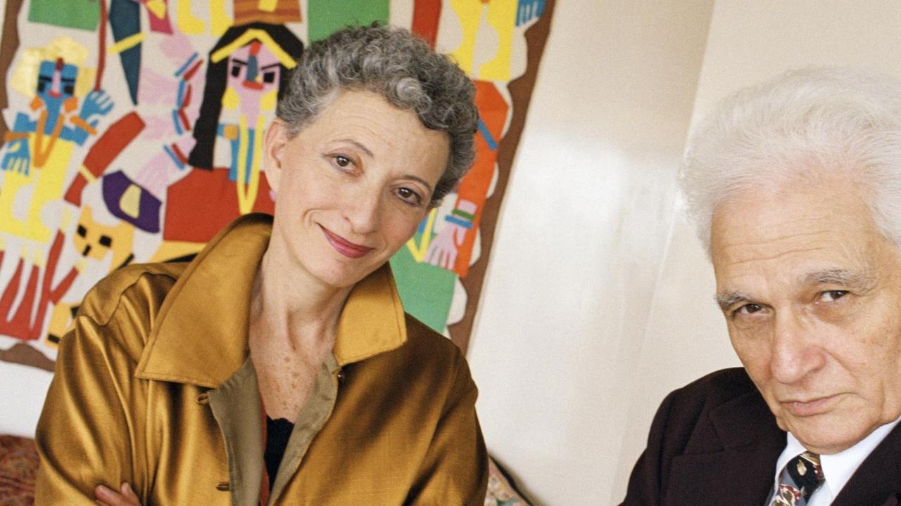 Porträt der französische Essayistin und Philosophin Hélène Cixous mit dem Philosophen Jacques Derrida Porträt der französische Essayistin und Philosophin Hélène Cixous mit dem Philosophen Jacques Derrida