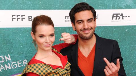 Die Schauspieler Elyas M'Barek und Karoline Herfurth zeigen beide ihren Mittelfinger - "Fack Ju Göhte" war 2013 der größte deutsche Kinohit 