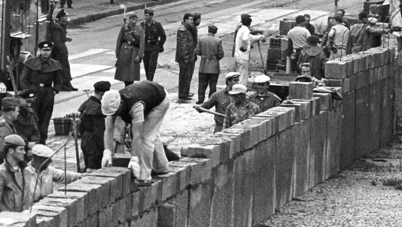 Der Mauerbau in Berlin im August 1961.
