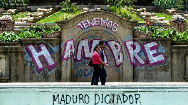 Graffiti mit dem Text "Wir haben Hunger" und "Diktator Maduro" in Venezuelas Hauptstadt Caracas.