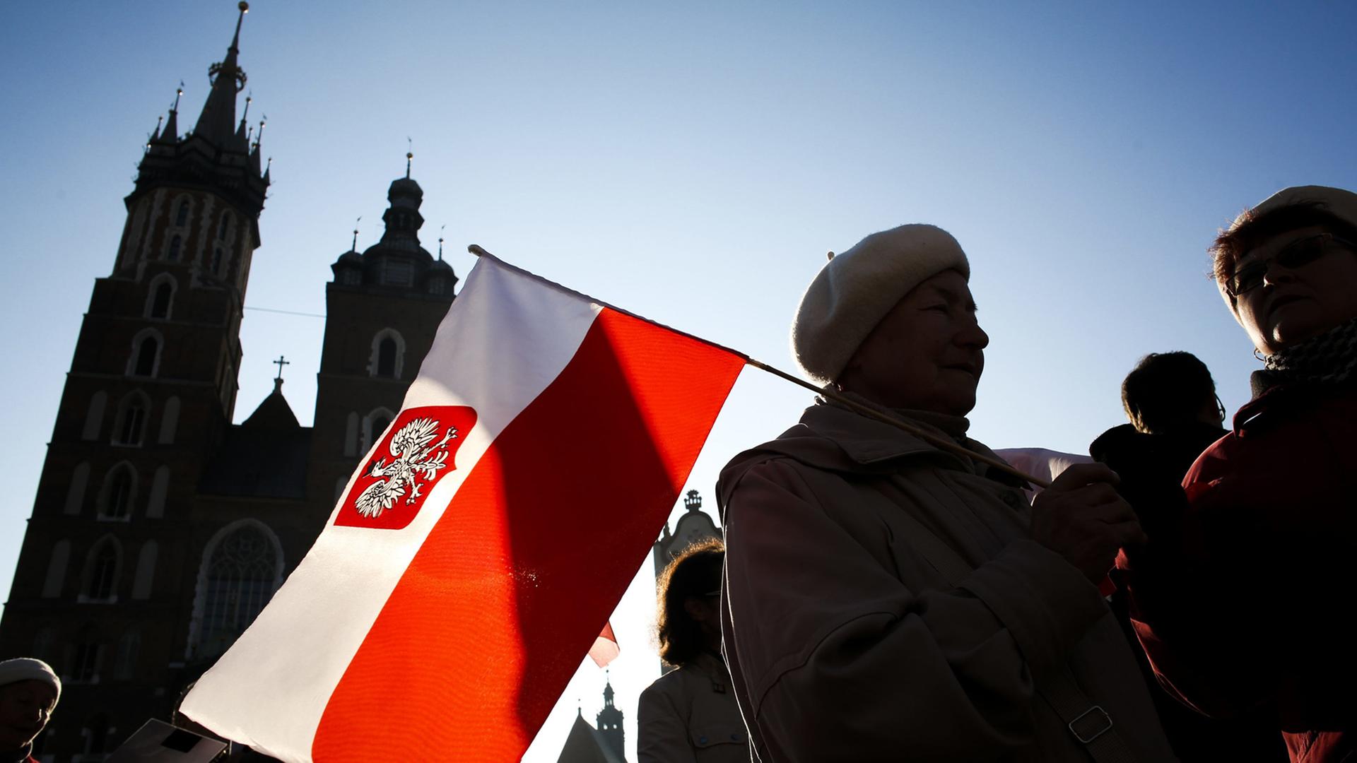 Anhänger der polnischen Partei "Recht und Gerechtigkeit" beim Jahrestag des Flugzeugabsturzes von Smolensk am 1. April 2017 in Krakau: Unter den im April 2010 getöteten 96 Flugzeugpassagieren waren auch der polnische Präsident Lech Kaczynski und seine Frau. Anhänger der polnischen Partei "Recht und Gerechtigkeit" beim Jahrestag des Flugzeugabsturzes von Smolensk am 1. April 2017 in Krakau: Unter den im April 2010 getöteten 96 Flugzeugpassagieren waren auch der polnische Präsident Lech Kaczynski und seine Frau.