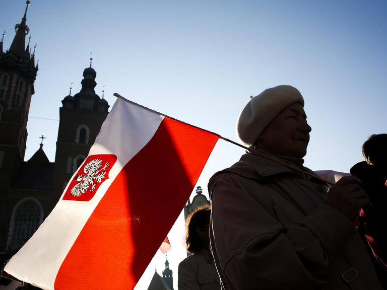 Anhänger der polnischen Partei "Recht und Gerechtigkeit" beim Jahrestag des Flugzeugabsturzes von Smolensk am 1. April 2017 in Krakau: Unter den im April 2010 getöteten 96 Flugzeugpassagieren waren auch der polnische Präsident Lech Kaczynski und seine Frau.