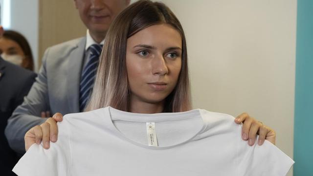 Sprinterin Kristina Timanowskaja in Warschau nimmt an einer Pressekonferenz teil und zeigt ein T-Shirt mit dem Slogan "I Just Want to Run".