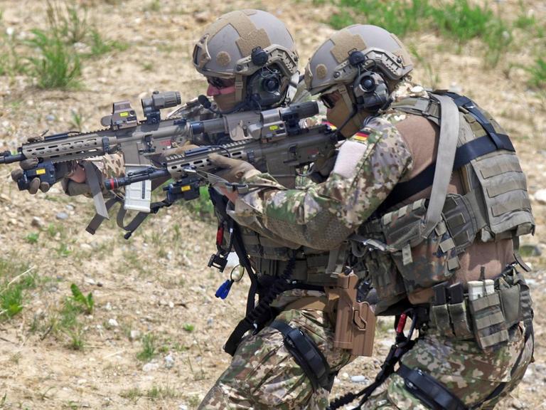 Zwei Soldaten des Kommandos Spezialkräfte in Kampfuniform und mit Waffen