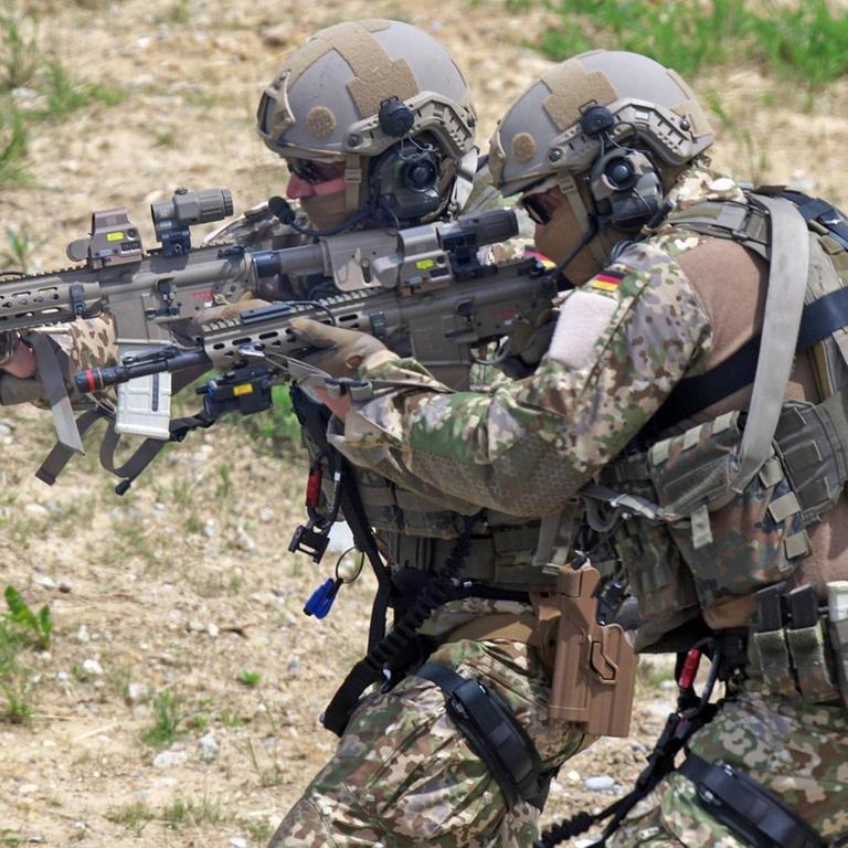 Zwei Soldaten des Kommandos Spezialkräfte in Kampfuniform und mit Waffen