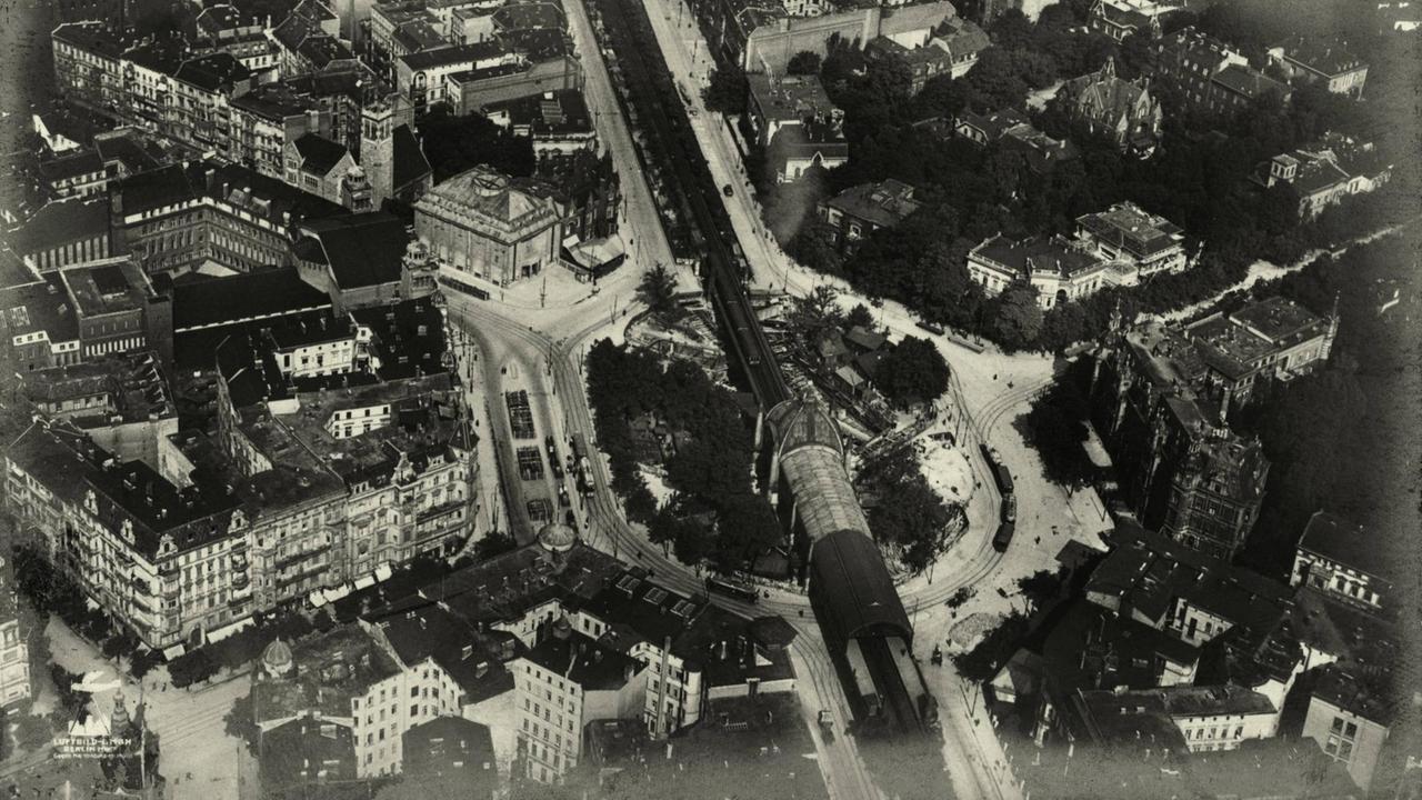 Luftaufnahme von 1920 mit Blick auf den Nollendorfplatz und den Hochbahnhof. Luftaufnahme von 1920 mit Blick auf den Nollendorfplatz und den Hochbahnhof.