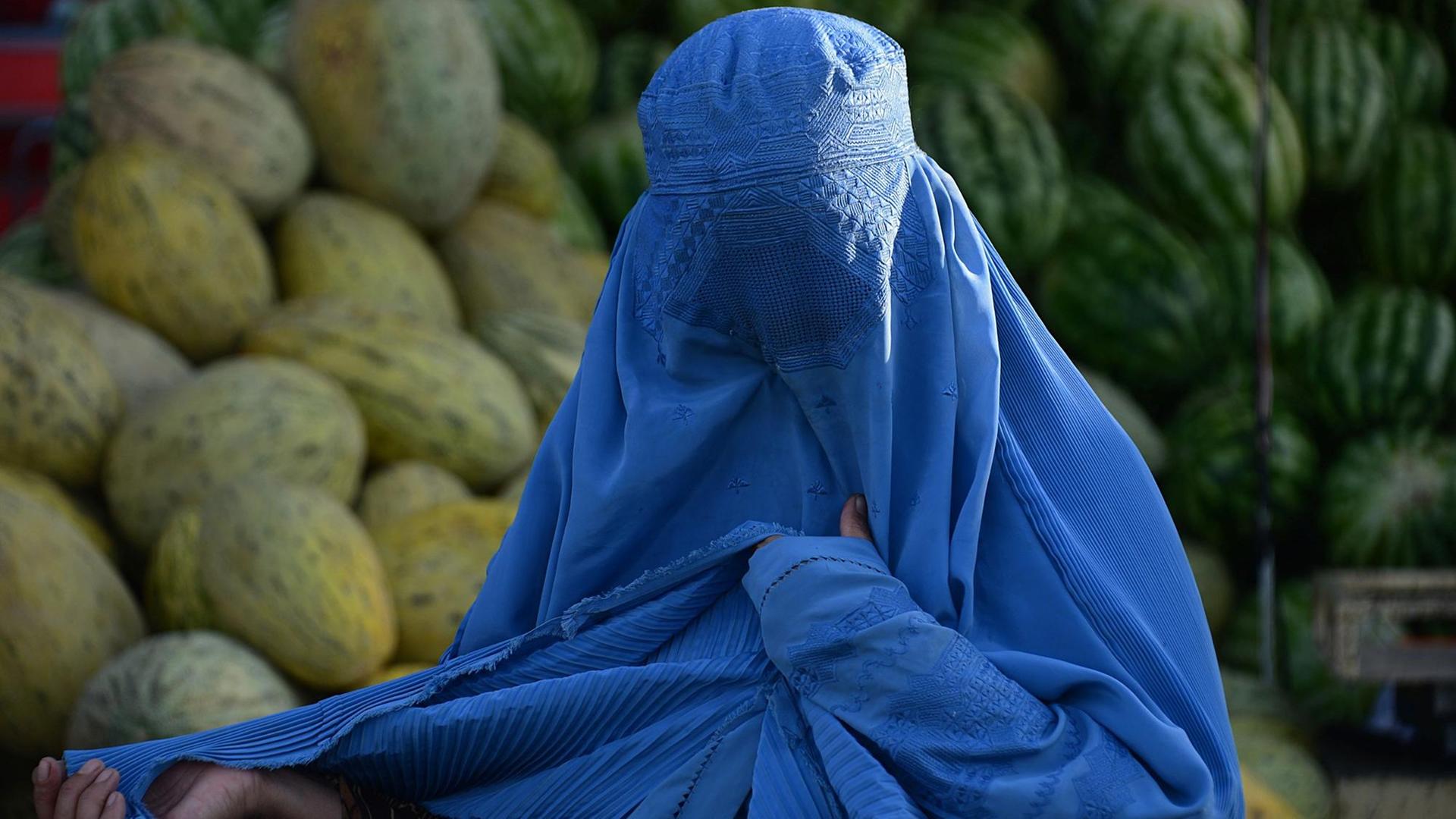 Afghanische Frau mit Burka Afghanische Frau mit Burka