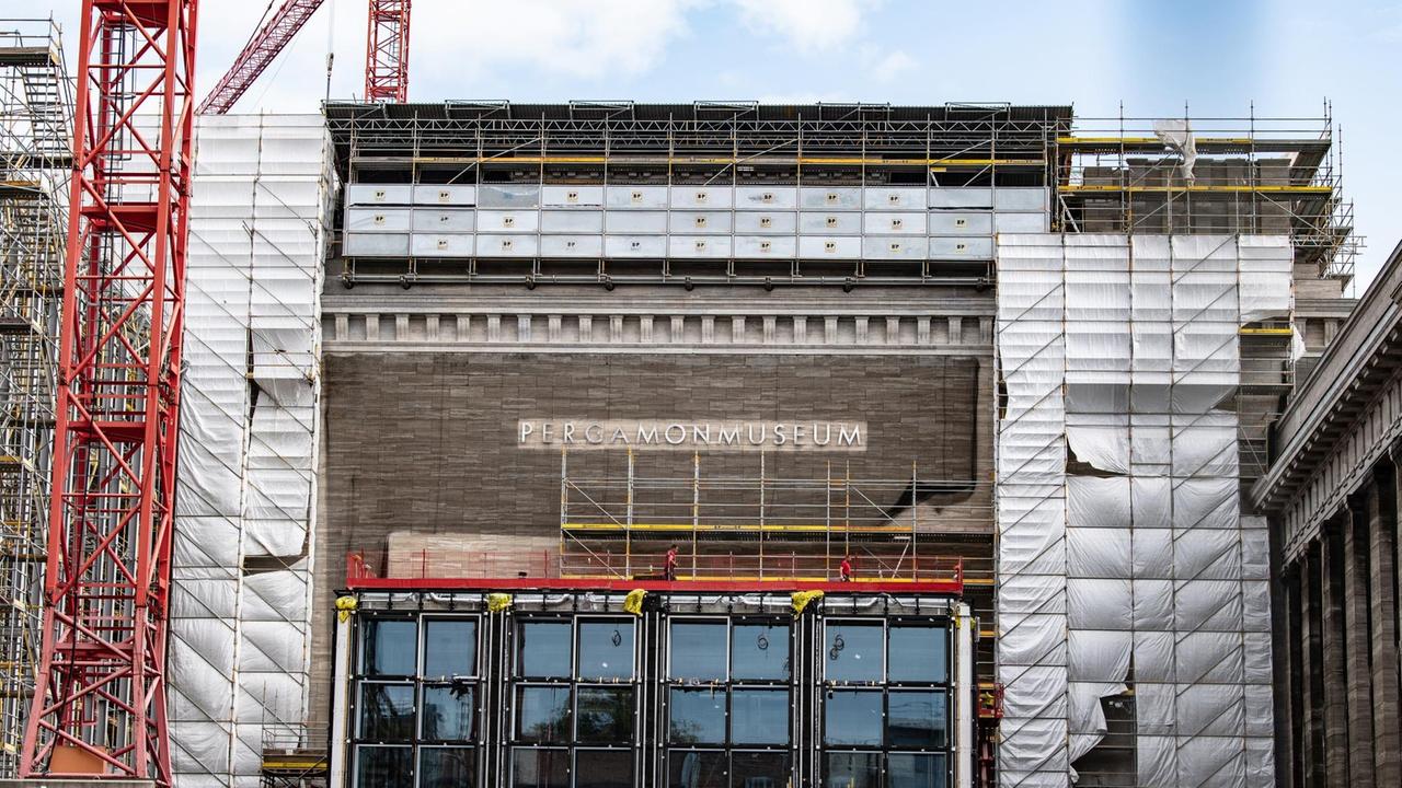 24.09.2020, Berlin: Der Schriftzug "Pergamonmuseum" an der eingerüsteten Fassade des Museums