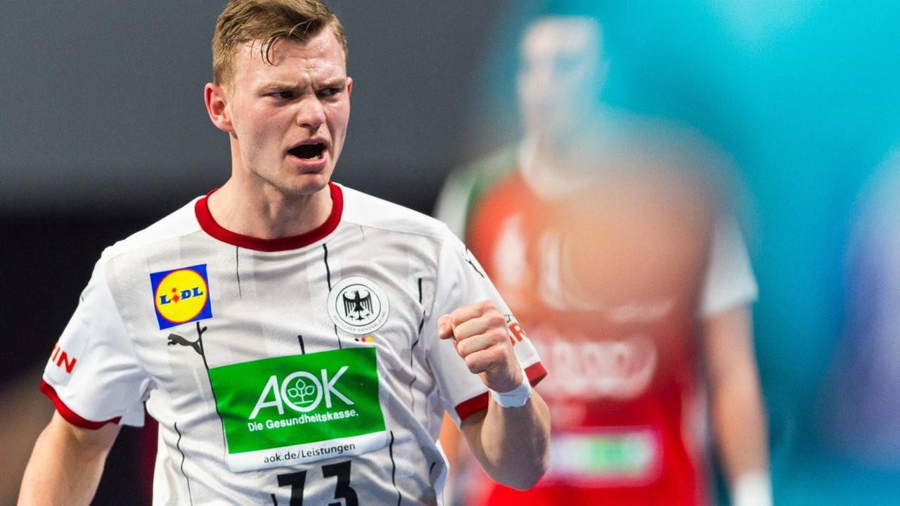 Deutschlands Timo Kastening mit AOK-Schriftzug bei der WM 2021 in Ägypten Deutschlands Timo Kastening mit AOK-Schriftzug bei der WM 2021 in Ägypten