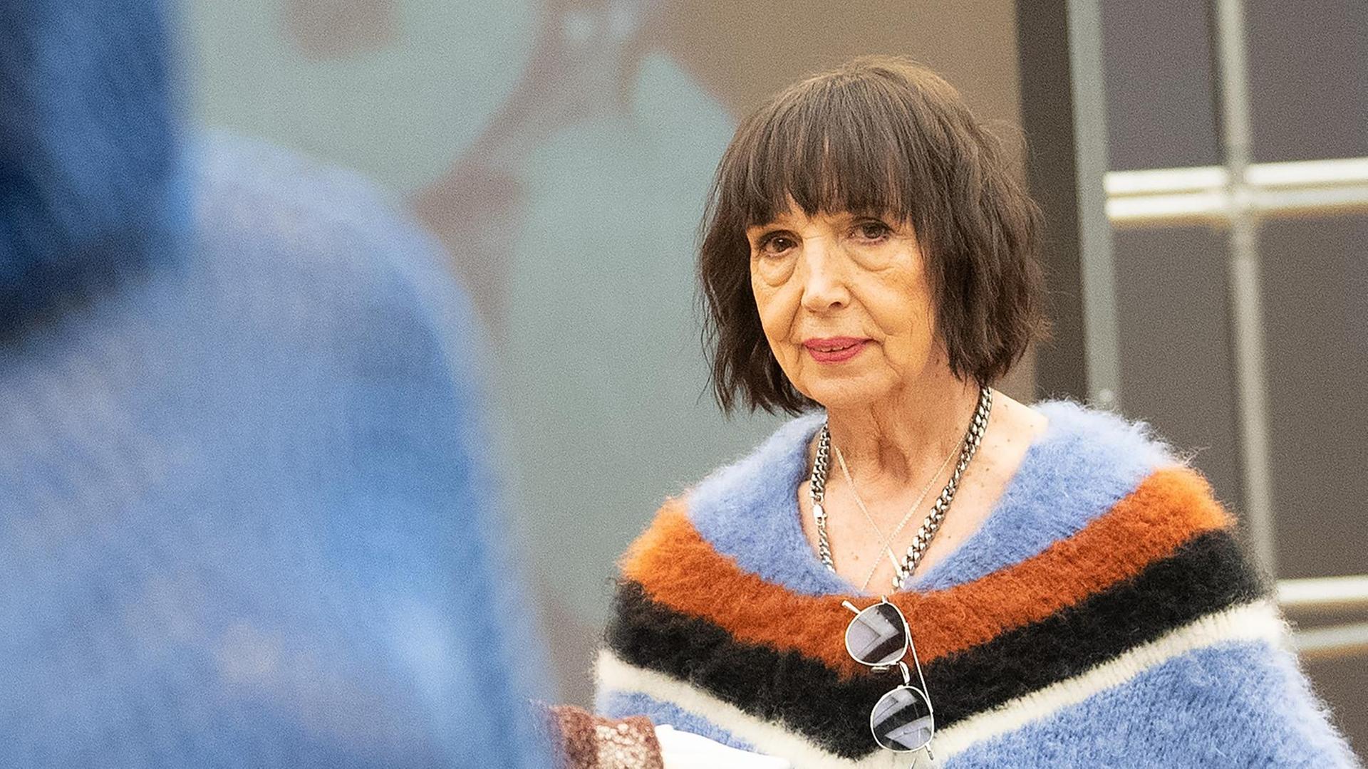 Strickdesignerin Claudia Skoda steht in einem Teil ihrer Ausstellung, „Claudia Skoda: Dressed To Thrill“, im Kulturforum in Berlin. Strickdesignerin Claudia Skoda steht in einem Teil ihrer Ausstellung, „Claudia Skoda: Dressed To Thrill“, im Kulturforum in Berlin.