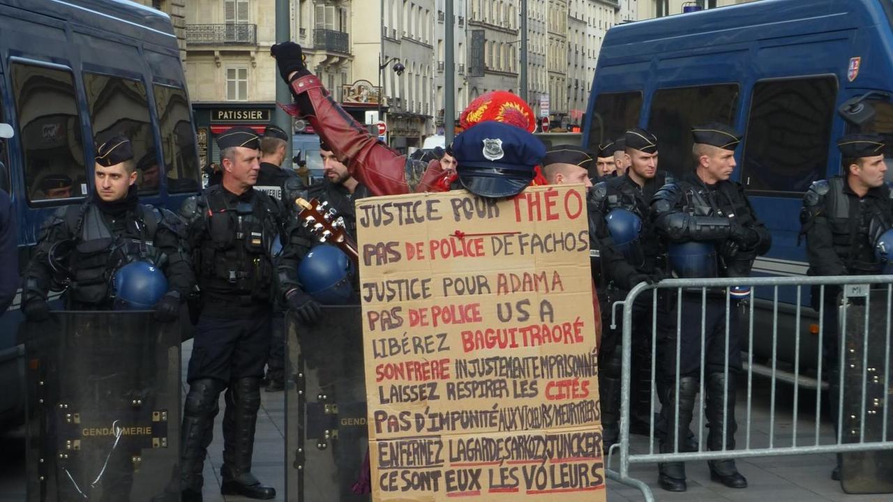 Ein Demonstrant gegen Polizeigewalt stellt sich den Sicherheitskräften entgegen Ein Demonstrant gegen Polizeigewalt stellt sich den Sicherheitskräften entgegen