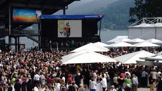 Buntes Treiben bei der Eröffnung der Bregenzer Festspiele 2014