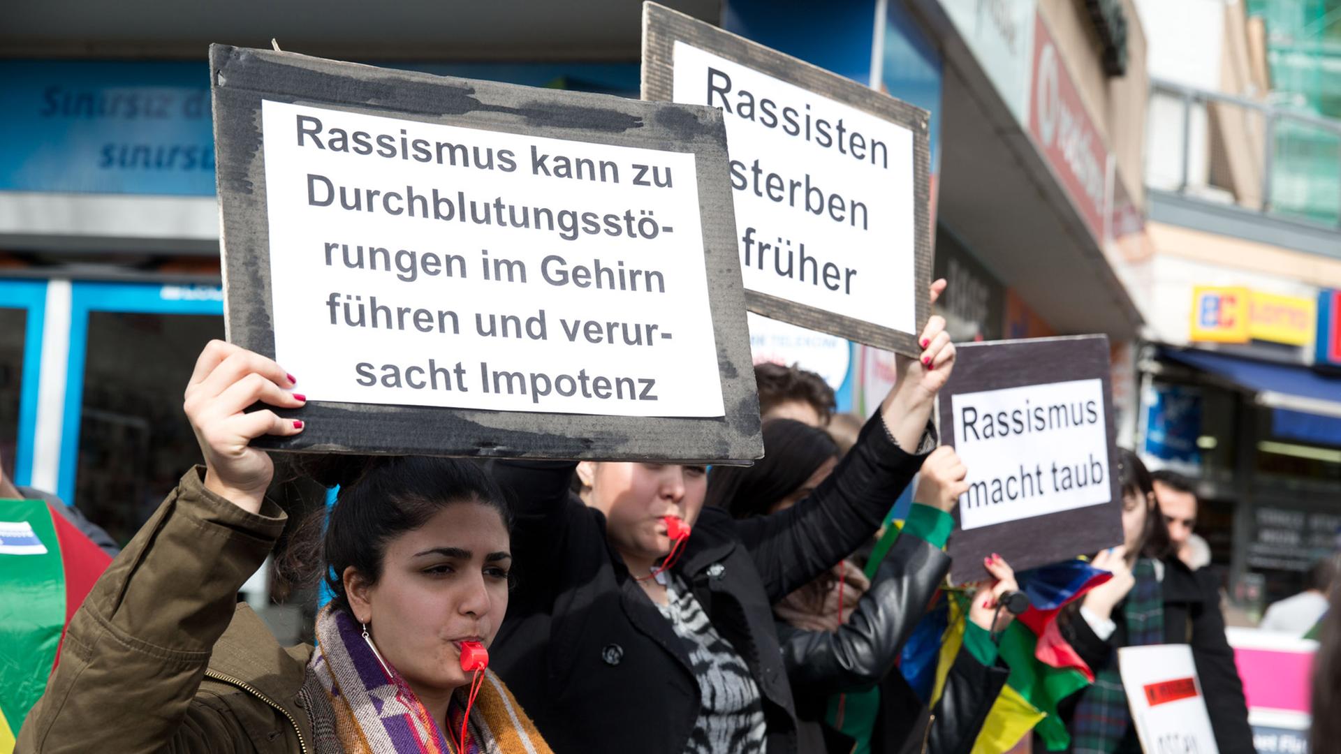 Unter dem Motto "5 vor 12" wird am 21.03.2014 am Cottbuser Tor in Berlin gegen Rassismus demonstriert.