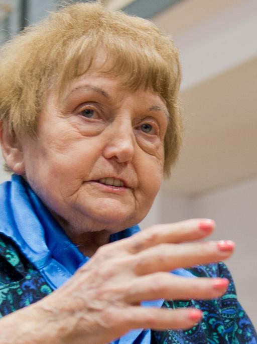 Die Auschwitz-Überlebende Eva Kor sitzt am 21.04.2015 im Gerichtssaal in Lüneburg (Niedersachsen)