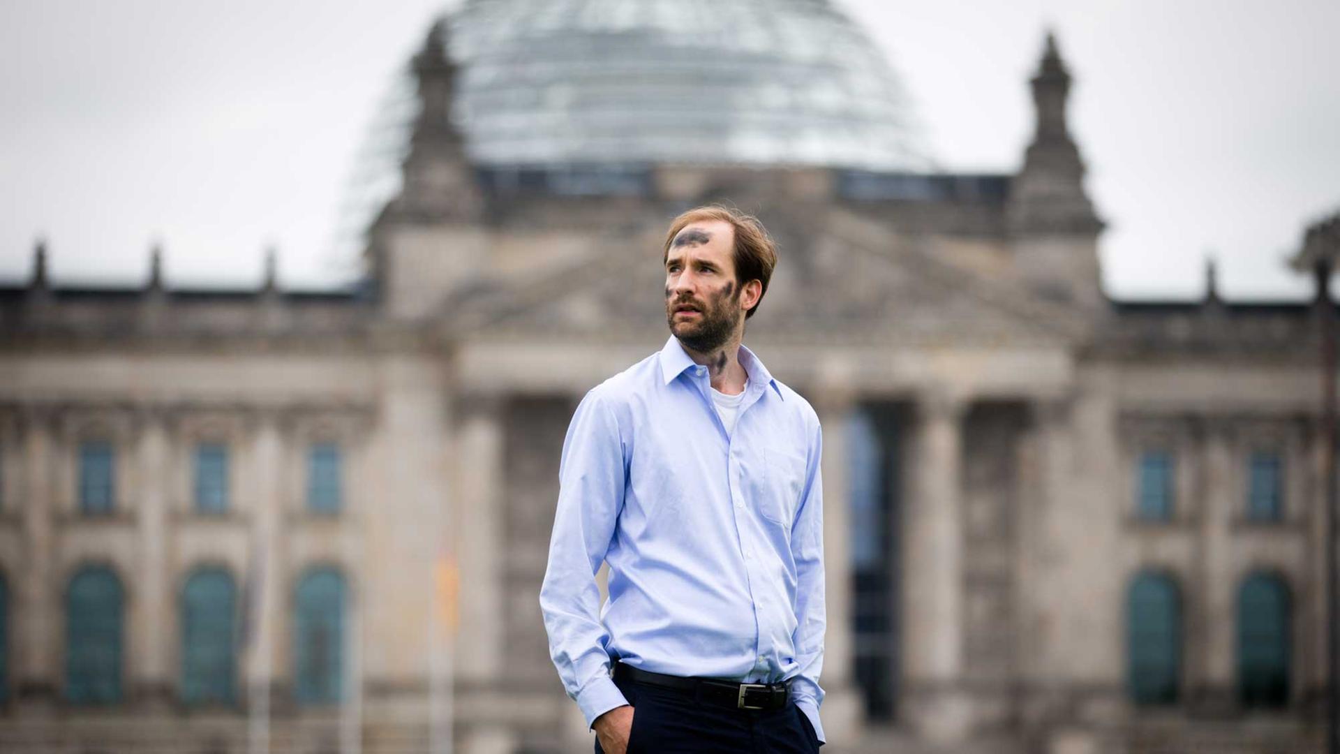 Mit beschmiertem Gesicht posiert Philipp Ruch vom "Zentrum für Politische Schönheit" am 08.08.2012 vor dem Reichstag in Berlin für den Fotografen. Mit beschmiertem Gesicht posiert Philipp Ruch vom "Zentrum für Politische Schönheit" am 08.08.2012 vor dem Reichstag in Berlin für den Fotografen.