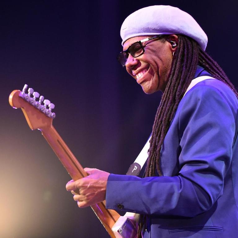 US Musik Produzent und Gitarrist Nile Rodgers mit seiner Band  Chic in Tokyo 2015.  AFP PHOTO / TOSHIFUMI KITAMURA