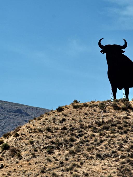 Ein Osborne-Stier, das Markenzeichen von Andalusien und ganz Spanien, steht auf einem Hügel bei Almeria in Andalusien