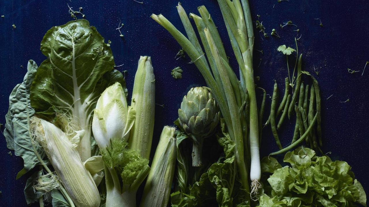 Diverses grünes Gemüse auf blauem Untergrund. Diverses grünes Gemüse auf blauem Untergrund.
