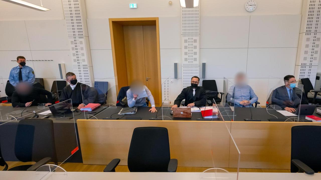 Die Angeklagten sitzen mit ihren Verteidigern zu Beginn des Prozesses gegen Mitglieder der Gruppierung «Faust des Ostens» im Landgericht Dresden.
Die Gesichter der Angeklagten sind unkenntlich gemacht.