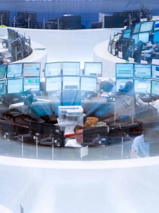 Aktienhändler verfolgen an der Börse in Frankfurt am Main auf ihren Monitoren die Kursentwicklung (Aufnahme mit Zoomeffekt).