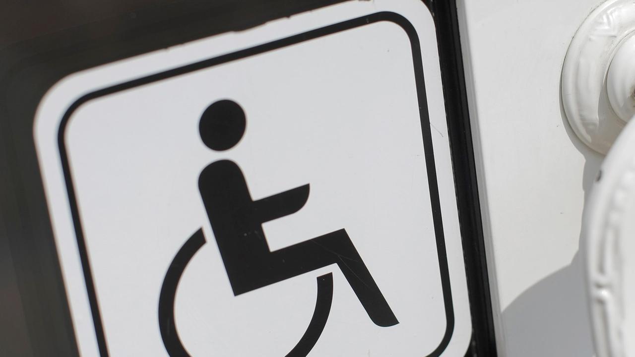 Hinweis-Schild für Menschen mit Behinderung Hinweis-Schild für Menschen mit Behinderung