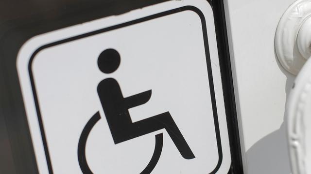 Hinweis-Schild für Menschen mit Behinderung