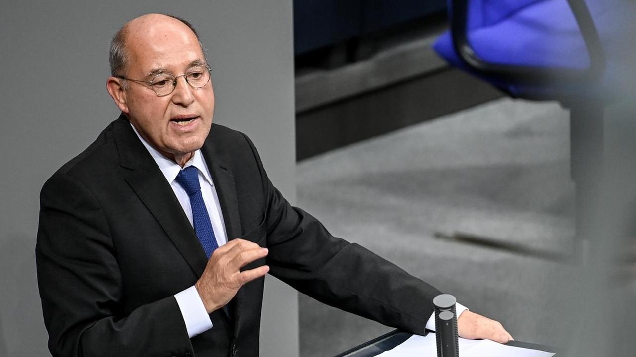 Gregor Gysi (Die Linke) spricht bei der Debatte zur Belarus-Politik im Bundestag. Gregor Gysi (Die Linke) spricht bei der Debatte zur Belarus-Politik im Bundestag.