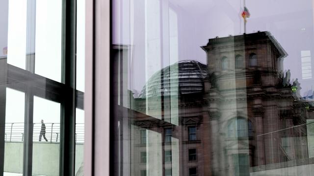 Der Reichstag spiegelt sich in der Fassade des Marie-Elisabeth-Lüders-Hauses.