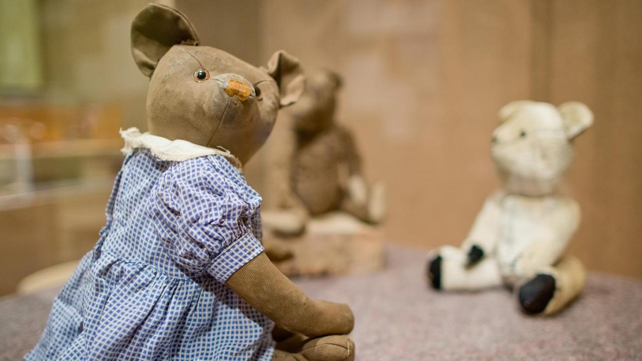 Ein Spielzeug-Bär von 1946, dessen Kleid aus einer US-amerikanischen Militäruniformhose hergerstellt wurde, am 25.06.2015 im Spielzeugmuseum in Nürnberg (Bayern) während der Ausstellung "Notspielzeug - Die Phantasie der Nachkriegszeit".