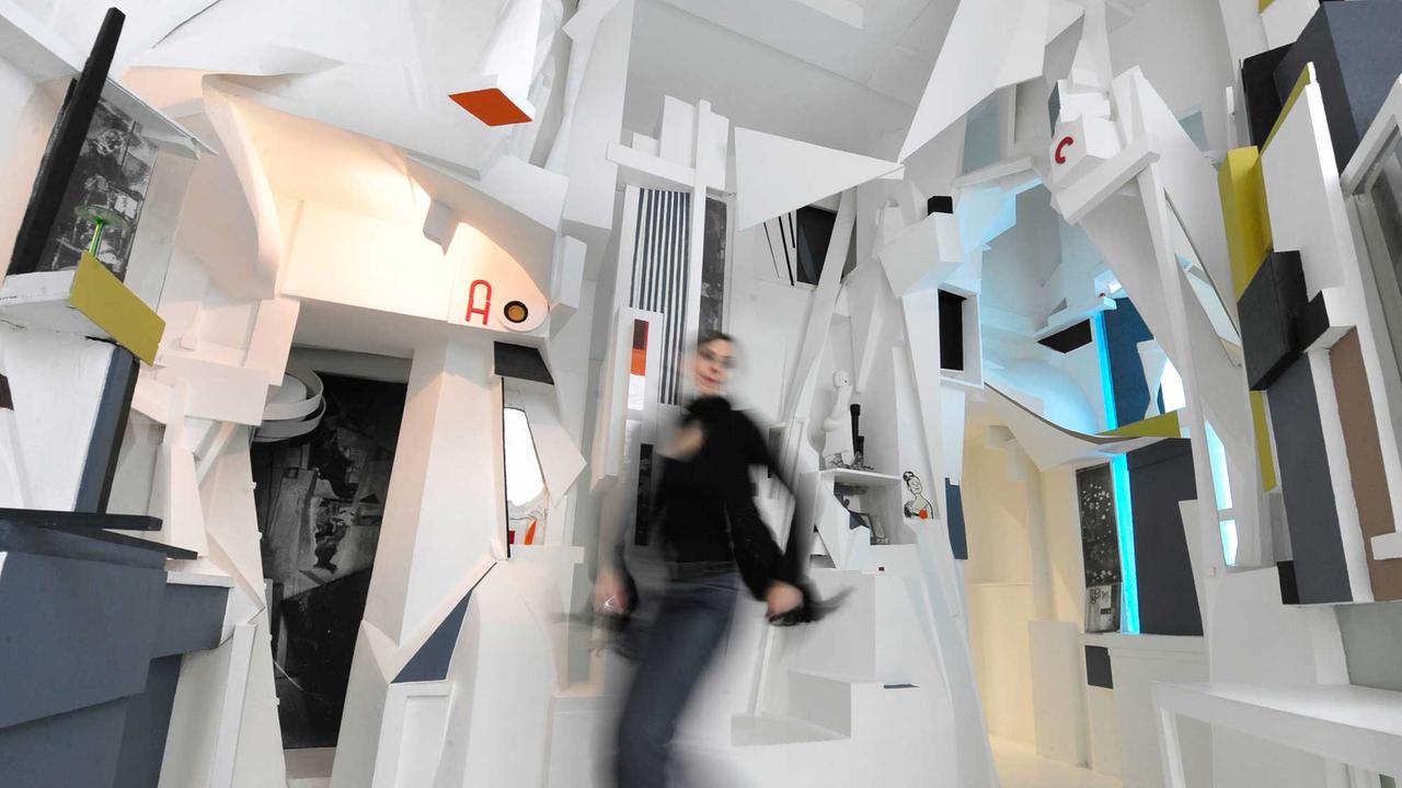 Eine Museumsmitarbeiterin geht am 17.11.2008 durch eine Rekonstruktion des Merzbaus des Künstlers Kurt Schwitters in der Ausstellung "Hannover in den Zwanzigern" im Sprengel Museum in Hannover.