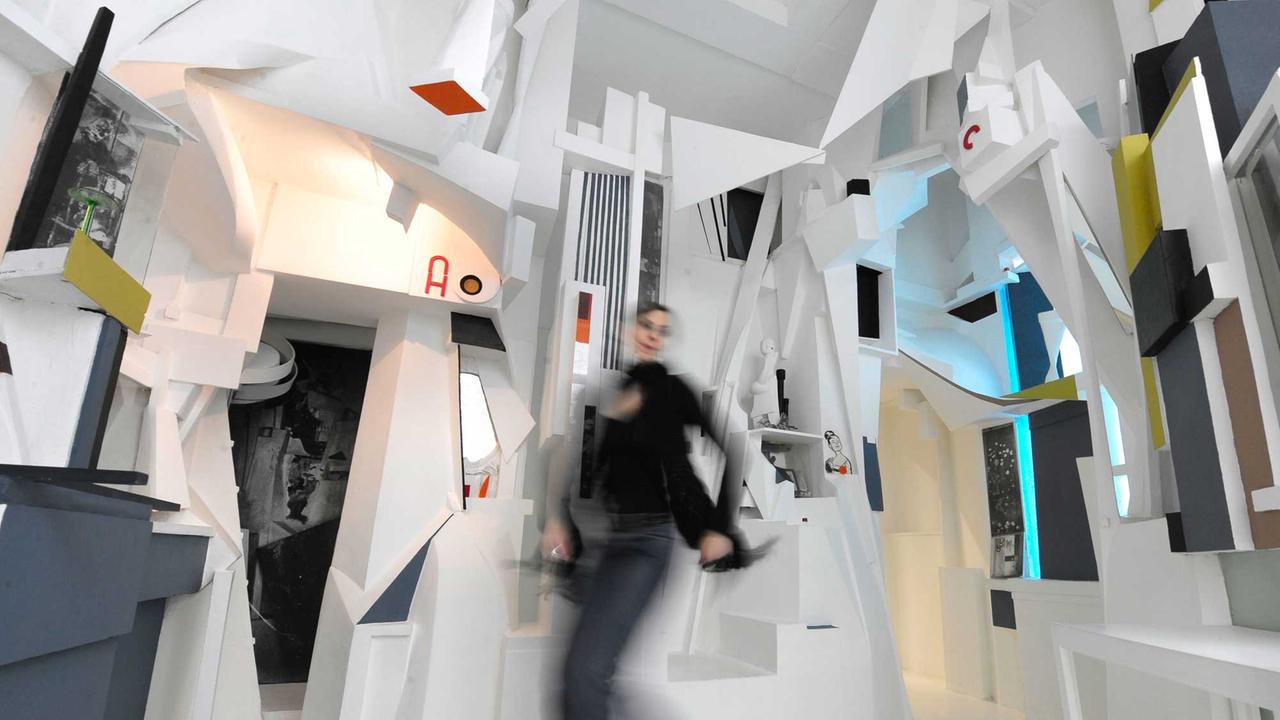 Eine Museumsmitarbeiterin geht am 17.11.2008 durch eine Rekonstruktion des Merzbaus des Künstlers Kurt Schwitters in der Ausstellung "Hannover in den Zwanzigern" im Sprengel Museum in Hannover. Eine Museumsmitarbeiterin geht am 17.11.2008 durch eine Rekonstruktion des Merzbaus des Künstlers Kurt Schwitters in der Ausstellung "Hannover in den Zwanzigern" im Sprengel Museum in Hannover.