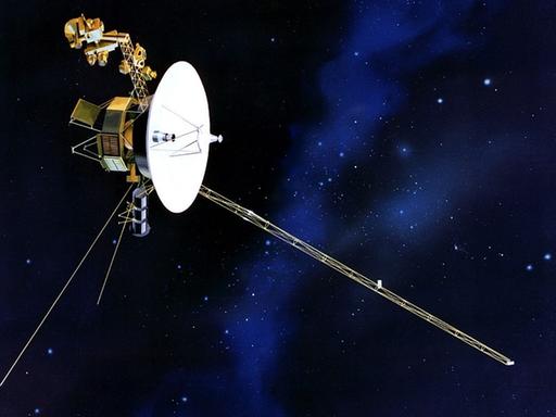 Die Raumsonde Voyager mit ihrer großen Parabolantenne und mehreren Auslegern für Instrumente und die Energieversorgung