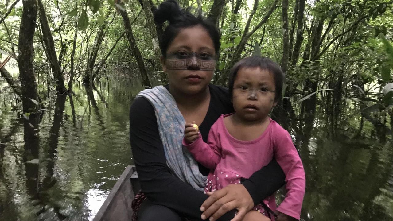 Eine Frau und ein Kind in einem Boot Eine Frau und ein Kind in einem Boot