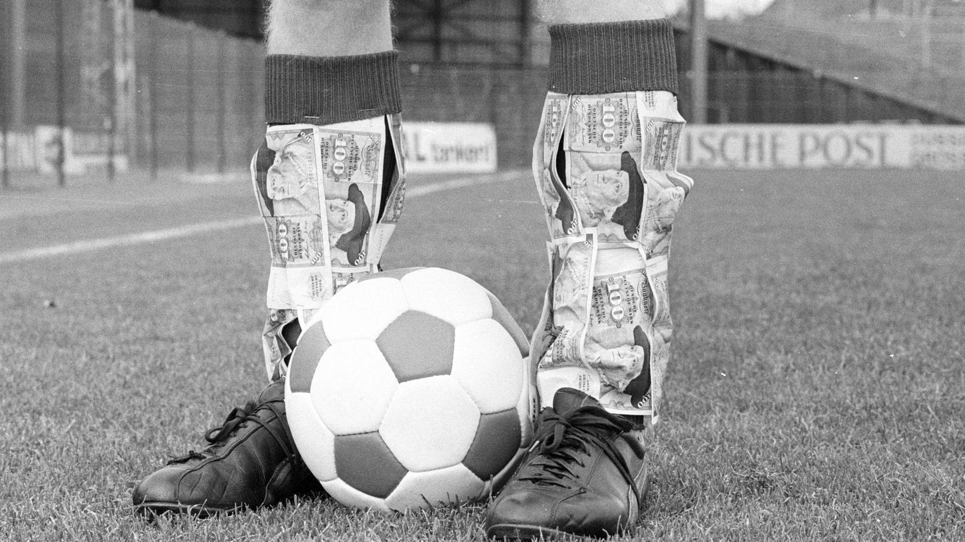 Alte DM-Scheine stecken in den Fußballstulpen eines Spielers. Alte DM-Scheine stecken in den Fußballstulpen eines Spielers.