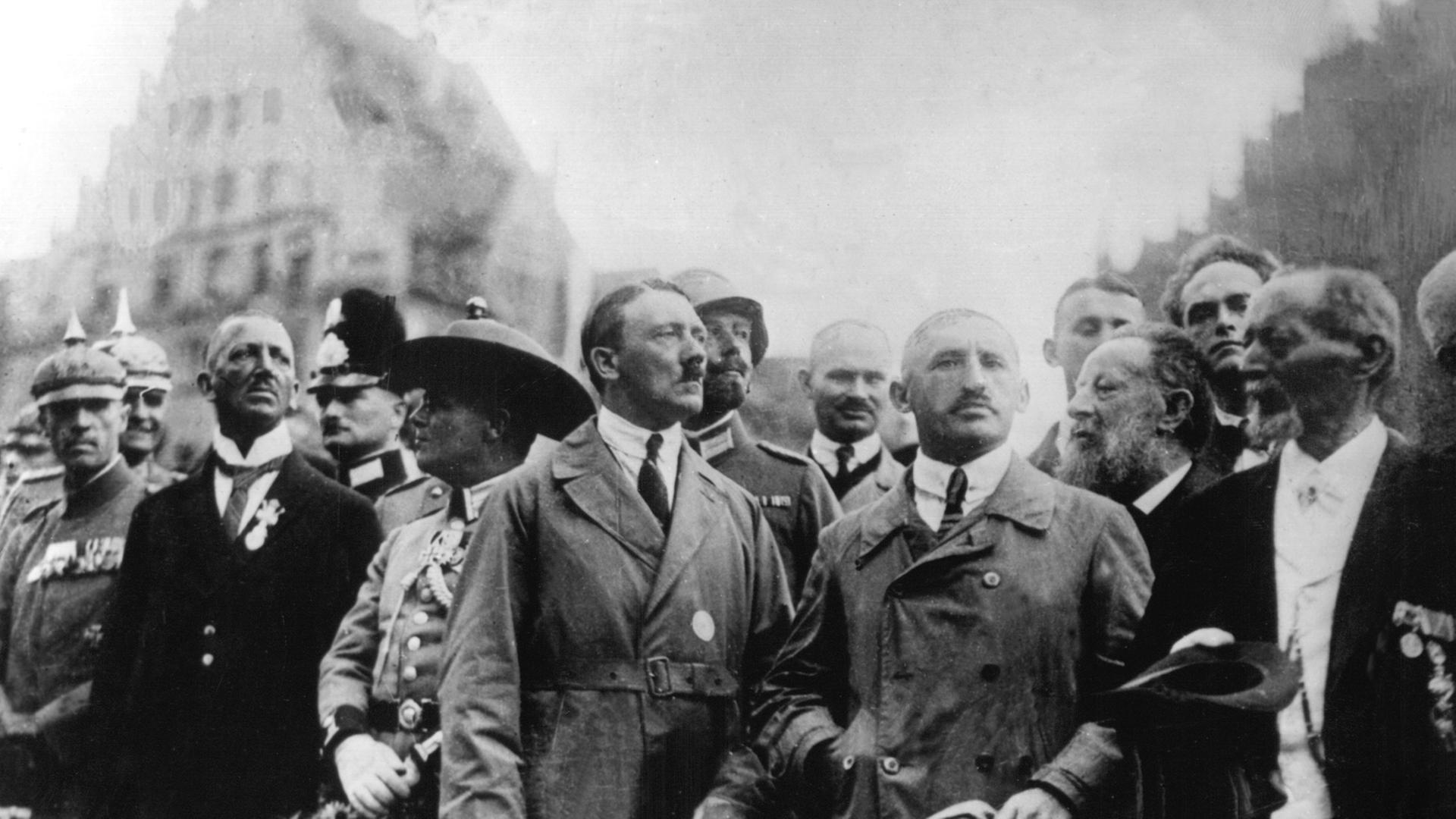 Adolf Hitler (M.) und Julius Streicher (r.) auf dem "Deutschen Tag" am 2. September 1923 in Nürnberg während des Vorbeimarsches von 6000 uniformierten Nationalsozialisten.