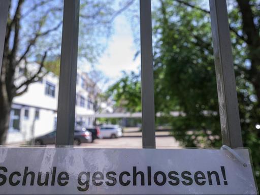 Ein Schild «Schule geschlossen!» hängt am Tor des Gutenberg-Gymnasiums in Mainz.