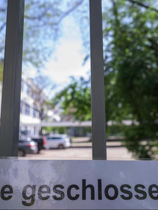 Ein Schild «Schule geschlossen!» hängt am Tor des Gutenberg-Gymnasiums in Mainz.